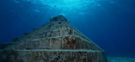 Pyramída v Japonsku  Yonaguni-Jima